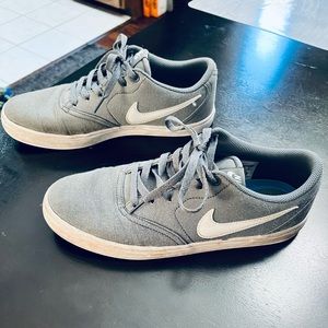 Size 9 Nike SB Skate Skateboard Solarsoft Shoe Gently Worn